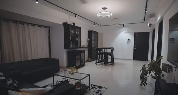 लिविंग रूम में एक कॉर्नर पर दिव्या अग्रवाल का डाइनिंग एरिया है. छोटी और स्टाइलिश कुर्सियों के साथ ये एरिया भी क्लासी वाइब्स देता है.