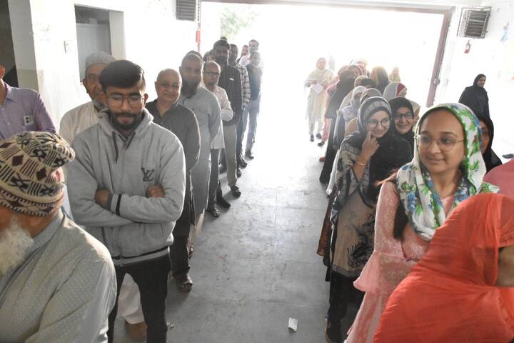 एबीपी माझा आणि सी वोटर्सनं ने केलेल्या एक्झिट पोलचे आकडे आता समोर आले आहेत. यामध्ये भाजपने बाजी मारल्याचं दिसून येतंय.
