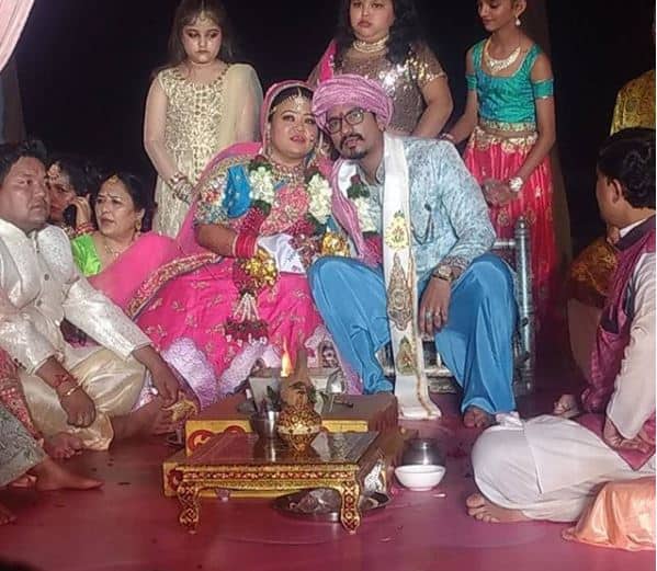 वहीं हर्ष ने भी भारती के लहंगे के मैचिंग शेरवानी पहनी थी. जिसके साथ उन्होंने पिंक पगड़ी पहनी थी. जिसमें वो काफी हैंडसम लग रहे थे.