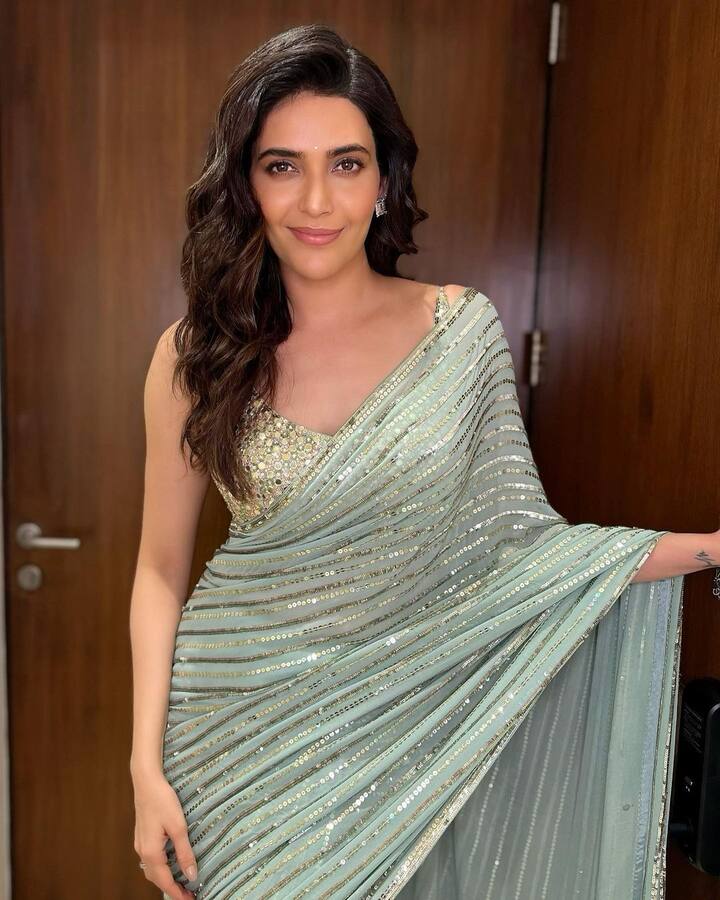 लूक पूर्ण करण्यासाठी तिने केसांना वेव्ही टच देऊन मोकळे सोडले आहे.(फोटो सौजन्य :karishmaktanna/इंस्टाग्राम)