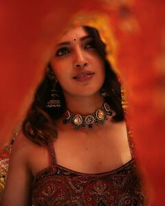 Neha Shetty: లుక్ మార్చిన రాధిక అందంగా ఉంది కదా!