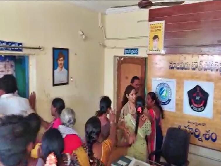 Nuzvid police station tension prevails woman missing case son in law arrested villagers protested DNN Nuzvid Police Station : నూజివీడు పోలీస్ స్టేషన్ పై మహిళలు దాడి, భారీగా పోలీసుల మోహరింపు!