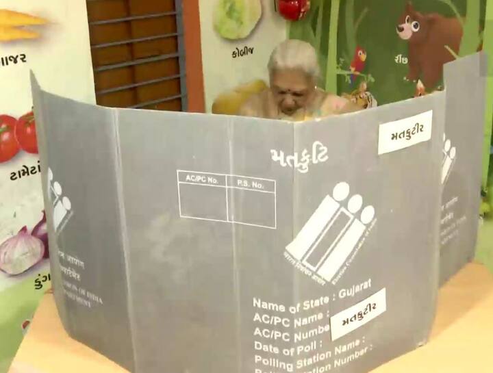 यूपी की राज्यपाल आनंदीबेन पटेल ने अहमदाबाद के शिलाज अनुपम स्कूल में मतदान किया. इस दौरान उन्होंने कहा,