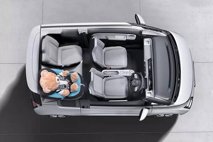 MG Air EV, वूलिंग एयर ईवी की तरह होगी, जो ग्लोबल स्मॉल इलेक्ट्रिक व्हीकल्स (GSEV) प्लेटफॉर्म पर आधारित है. इस प्लेटफॉर्म को कई बॉडी स्टाइल के हिसाब से एडाप्ट किया जा सकता है. अन्य खूबियों की बात करें तो इसमें एक बड़े साइज के टचस्क्रीन के साथ कनेक्टेड कार तकनीक, क्लाइमेट कंट्रोल के साथ अन्य कई प्रीमियम फीचर्स सहित एक ड्यूअल टच पैनल भी मिलेगा. (Photo Credit: Wuling)