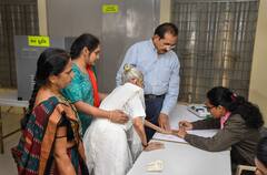 Gujarat Election 2022: पीएम मोदी की मां हीराबेन ने डाला वोट, व्हीलचेयर पर पहुंचीं मतदान केंद्र, देखें तस्वीरें