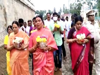 Special worship of Durga Stalin Tiruvenkadu Temple Durga Stalin: பால்குடம் எடுத்து நேர்த்திக்கடன் செலுத்திய துர்கா ஸ்டாலின்..! திருவெண்காடு கோயிலில் சாமி தரிசனம்..