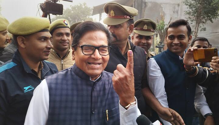 इसी के साथ सैफई के पोलिंग बूथ पर सपा के राष्ट्रीय महासचिव रामगोपाल यादव ने भी वोट किया. इस दौरान रामगोपाल यादव ने कहा कि आम चुनाव 2019 में नेताजी को जितने वोट मिलते थे, उससे तीन गुना ज्यादा वोटों से डिंपल यादव जीतेंगी.