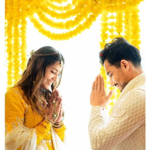 कृष्णा भट्ट (Krishna Bhatt) ने अपने लॉन्ग टाइम बॉयफ्रेंड वेदांत शारदा से सगाई की है. कपल सगाई सेरेमनी में एक-दूसरे को प्रणाम करते नजर आए.