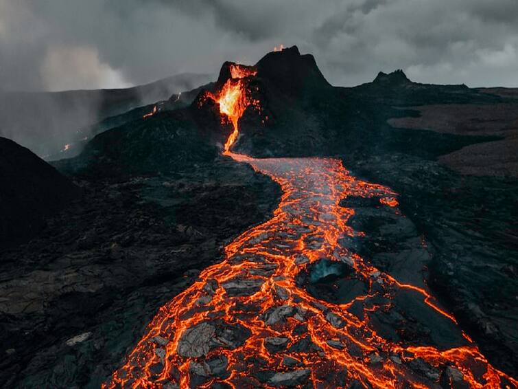 Hawaii Volcano Muana Lao, The World’s Largest, Erupts For The First Time In 40 Years Hawaii Volcano : தங்க நீராக ஓடும் நெருப்பு குழம்பு.. 40 ஆண்டுகளுக்குப் பிறகு வெடித்த எரிமலை... ஹவாயில் பீதி!