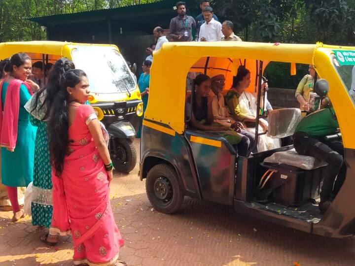 वाहनबंदी असलेल्या माथेरान हिलस्टेशनवर तब्बल 172 वर्षांनी पहिल्यांदाच ई रिक्षा सेवा सुरू करण्यात आली आहे. आजपासून या ई रिक्षा सेवेचा प्रारंभ झाला आहे. भविष्यात माथेरानच्या पर्यटन वाढीमध्ये ई रिक्षाची भूमिका महत्त्वाची ठरणार आहे.