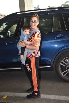 बेटे ओरियन को गोद में लिए हुए एयरपोर्ट पर स्पॉट हुईं Hazel Keech, पैपराजी ने जमकर क्लिक की मां-बेटे की तस्वीरें