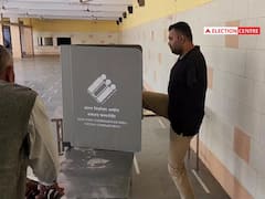 20 साल पहले मैंने अपने दोनों हाथ खो दिए, लेकिन पैरों की मदद से करता हूं मतदान, जानिए गुजरात के इस दिव्यांग वोटर की कहानी