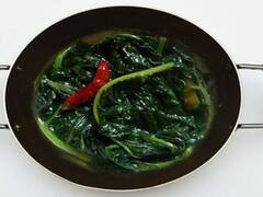 स्मृति ईरानी ने खास स्टाइल में बनाया 'कश्मीरी हाक साग', सर्दियों में आप भी खाएं शरीर के लिए होगा फायदेमंद