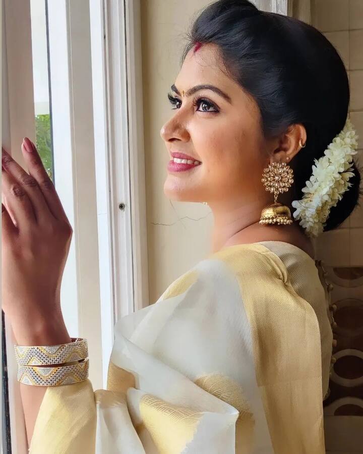 கருகரு விழிகளால் ஒரு கண்மை என்னைக் கடத்துதே...