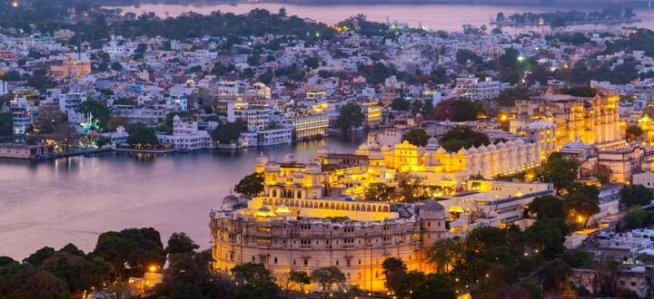 उदयपुर: शादी के लिए ये एक खूबसूरत स्थलों में से एक है जहां आप अपनी शादी शाही अंदाज में कर सकते हैं. उदयपुर को झीलों के शहर के रूप में भी जाना जाता है. यहां पिछोला, उदय सागर और फतेह सागर जैसी झीलें हैं. इनके आसपास लग्जरी रिसोर्ट है जो वेडिंग डेस्टिनेशन के लिए बेस्ट हैं.