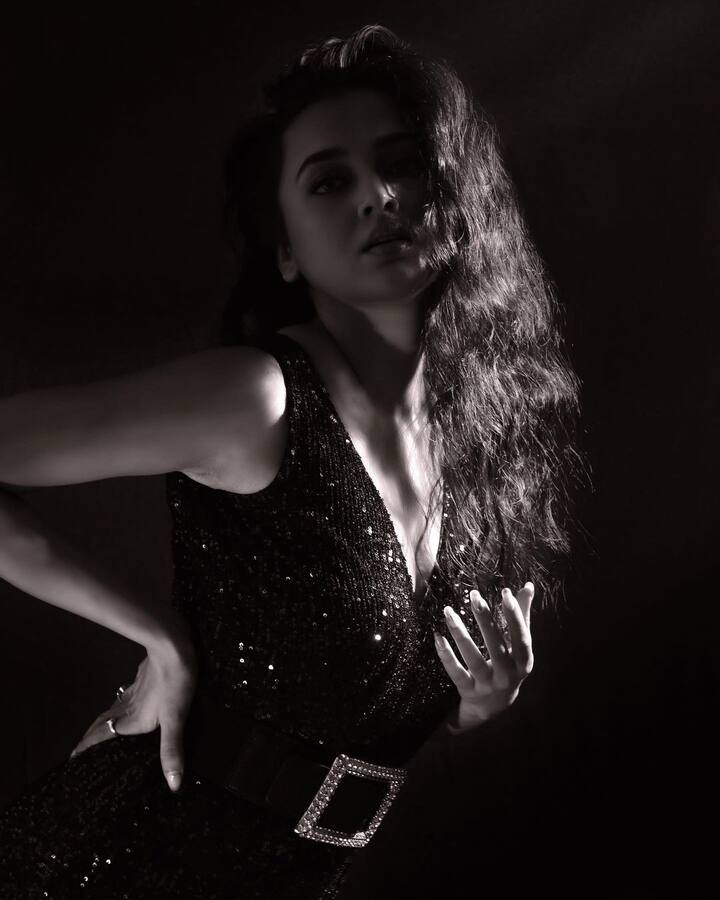 साइड हेअरस्टाइलमध्ये डीप नेक ड्रेसमधला तेजस्वीचा हा लूक खरोखरच भन्नाट आहे. (फोटो सौजन्य:tejasswiprakash/इंस्टाग्राम)