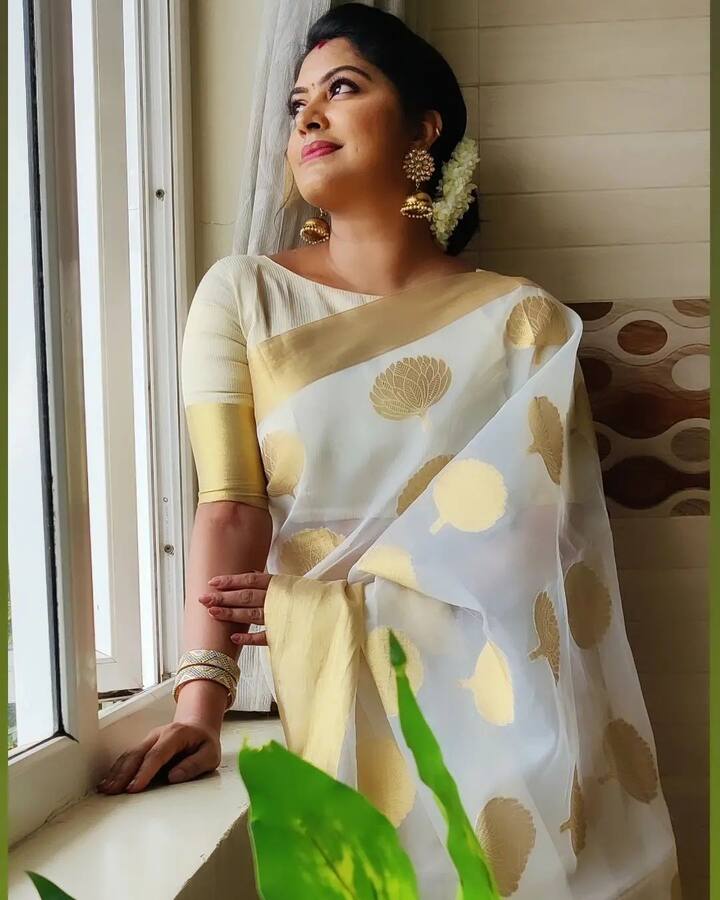 என் புது வெள்ளிக்குடமே... உன்னைத்தேடும் கண்கள்...