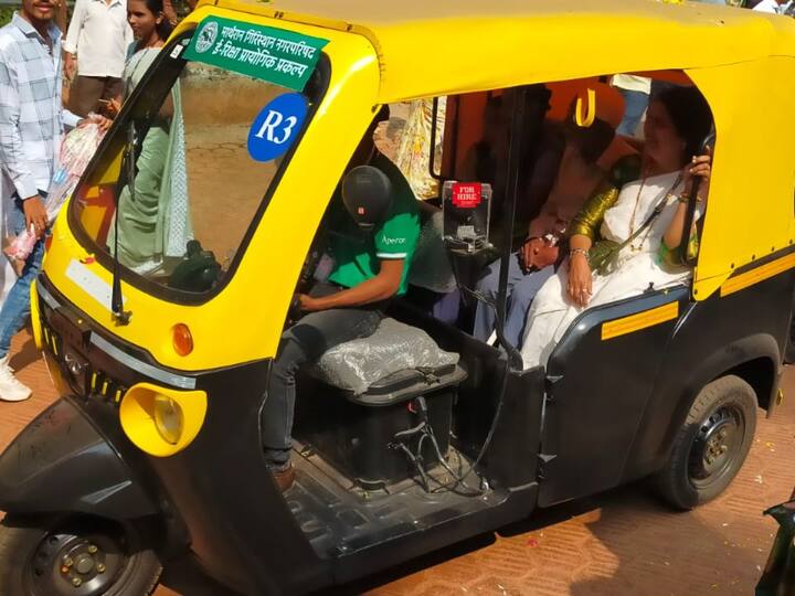 वाहनबंदीचा माथेरानच्या पर्यटनाला मोठा फटका बसत होता. मात्र बदलत्या काळानुसार माथेरान गिरीस्थानावर पर्यावरणाचं नुकसान न करता ई रिक्षाला परवानगी द्यावी, अशी मागणी करण्यात येत होती.