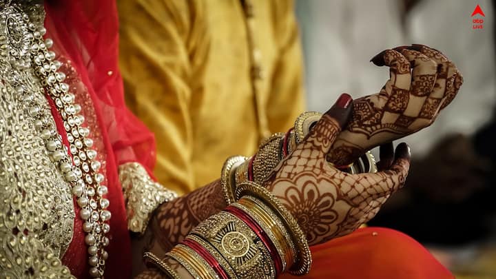 বিয়ের মরসুমে অপরদিকে, যারা নিমন্ত্রিত তাঁদেরও একটা বড় খরচের বহর থাকে। আত্মীয়দের জন্য তো একটা বড় খরচে থেকেই যায়।
