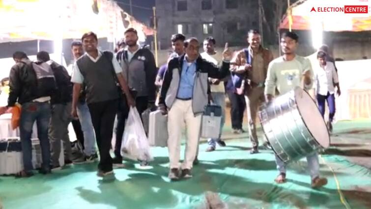 The employees who arrived at Mahisagar with EVMs were welcomed with drum Gujarat Election 2022: મહીસાગરમાં EVM લઈને પહોંચેલા કર્મચારીઓનું ઢોલ નગારા સાથે કરવામાં આવ્યું સ્વાગત