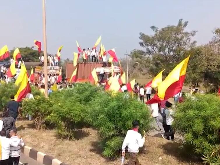 Maharashtra and Karnataka Border Dispute Kannada Rakshan vedike activist throw stone on maharashtra passing truck at Belgaum Maharashtra and Karnataka Border Dispute: बेळगाव सीमाभागात कन्नड संघटनांचा उच्छाद, महाराष्ट्राच्या 6  ट्रकवर दगडफेक; राज्यात संतापाची लाट