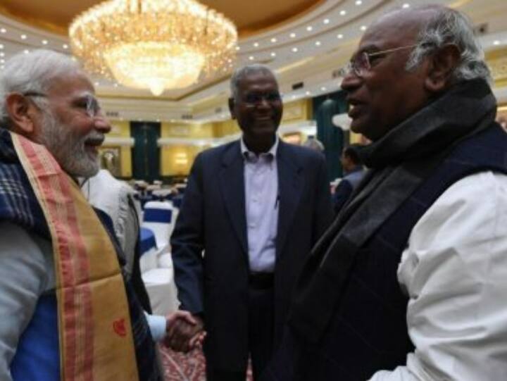 Congress leader Mallikarjun Kharge was among those present at the meeting which is taking place at Rashtrapati Bhavan. (Photo: ANI)