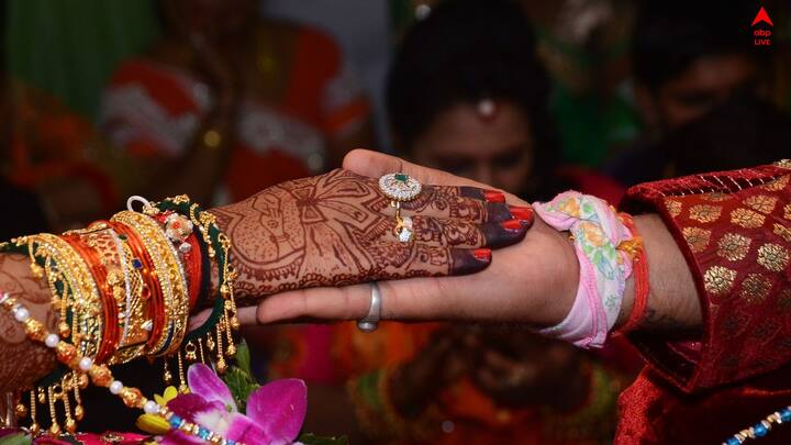 রাজ্যে বিয়ের মরসুম তুঙ্গে। তবে একদিকে যেমন নিমন্ত্রণের ক্ষেত্রে একাধিক বিষয় ভাবতে হয়। তেমনই অন্যদিকেও একই দৃশ্য।