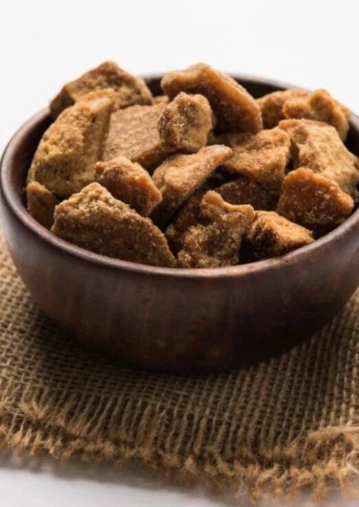 শীতকাল (Winter) পড়তেই নানারকমের খাবারের সম্ভার। নানারকমের মিষ্টি, মোয়া, মরসুমি ফল থেকে সব্জি।