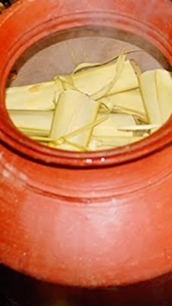 பின் ஒரு கப் தண்ணீரில் கருப்பட்டியை இளம்பாகு பதத்தில் காய்ச்சவும்.