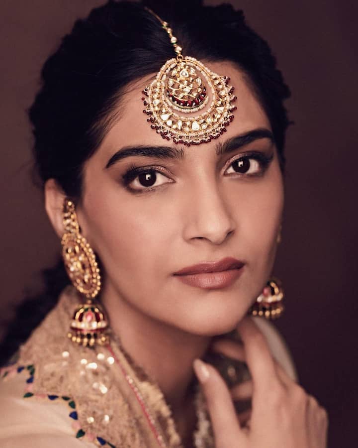 सोनम या फोटोमध्ये गोल्डन साडी नेसलेली दिसत आहे. (फोटो सौजन्य :sonamkapoor/इंस्टाग्राम)