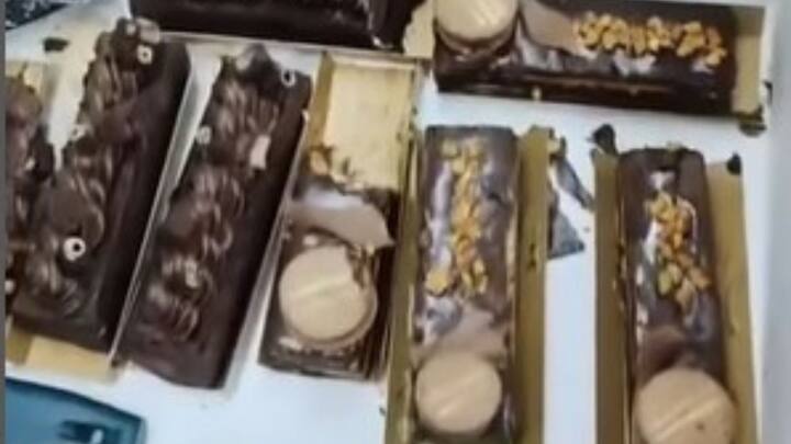 চকোলেট ফ্লেভার-সহ জিভে জল আনা নানা স্বাদের কেক সাজানো নায়ক-নায়িকার সামনে। এই নিয়েই দু'জনের মধ্যে খুনসুটি চলছে। CIRKUS ছবির শুটিংয়ের সময় থেকে এমনই একটি মজার ভিডিও দিলেন রণবীর।