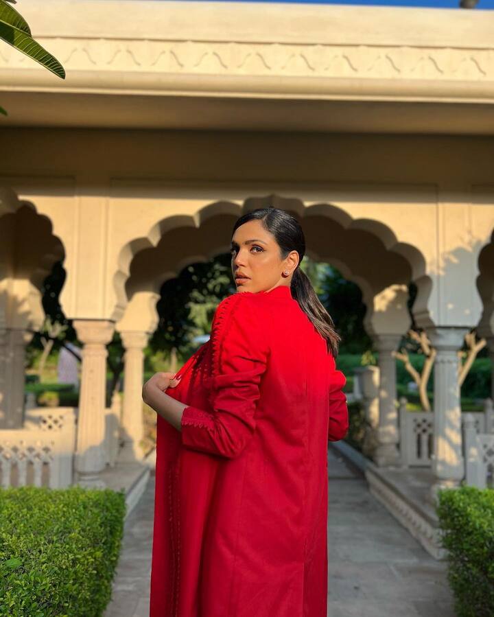 नुकतेच तिने तिचे काही लाल ड्रेसमधील फोटो शेअर केलेत.(फोटो सौजन्य :shriya.pilgaonkar/इंस्टाग्राम)