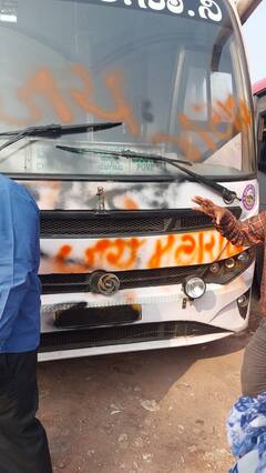 In Pics : शिवसेना ठाकरे गटाच्या कार्यकर्त्यांकडून पुण्यात कर्नाटकच्या बसेसना काळे फासले