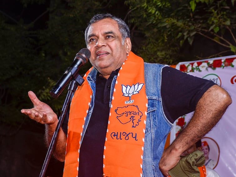 West Bengal Police summons Paresh Rawal over bangaliyon ke liye machhli pakao remarks West Bengal: 'बंगालियों के लिए मछली पकाओ' वाले बयान पर परेश रावल की बढ़ी मुश्किलें, पुलिस ने पूछताछ के लिए भेजा समन