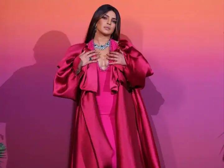 જાણીતી એક્ટ્રેસ પ્રિયંકા ચોપડા આજકાલ દુબઇમાં વેકેશન એન્જૉય કરી રહી છે. તેને દુબઇમાં હાલમાં એક ફેશન શૉમાં હાજરી આપી હતી. હવે એક્ટ્રેસની આ શૉની તસવીરો વાયરલ થઇ છે.