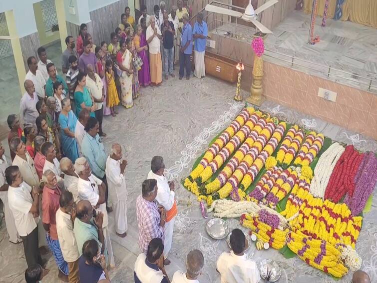 Thiruvannamalai Karthigai Deepam Thirunal Flower Garland is made and sent year after year from the temple town of Kanchipuram TNN காஞ்சிபுரத்திலிருந்து அக்னி ஸ்தலத்திற்கு செல்லும் பாரம்பரிய மாலைகள்.. பின்னணியில் 160 ஆண்டுகள் வரலாறு