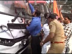 In Pics : शिवसेना ठाकरे गटाच्या कार्यकर्त्यांकडून पुण्यात कर्नाटकच्या बसेसना काळे फासले