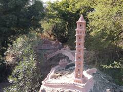 लाजवाब! सिर्फ कल्पना से खेत के टीले पर बना दिया चित्तौड़गढ़ का विशाल किला, मिट्टी-गोबर का किया इस्तेमाल