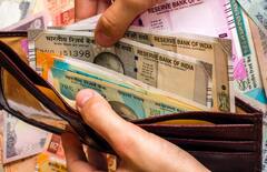 Money Tips: টাকা খরচ হচ্ছে জলের মতো! এই ভুলগুলি করছেন না তো?