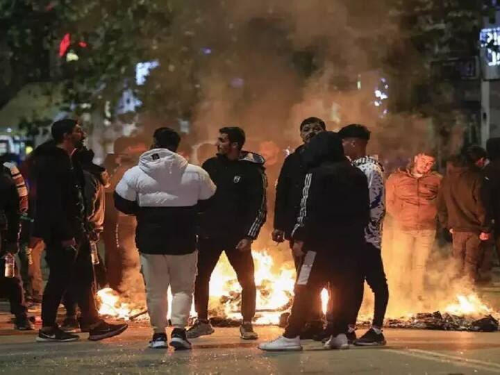 Greece Violent after roma teenager shot by police and left in critical condition ग्रीस में बवाल! पुलिस ने 16 साल के लड़के पर चलाई गोली, सड़कों पर उतरे लोग- हिंसक हुआ विरोध प्रदर्शन