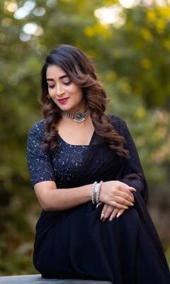 బ్లాక్ సారీలో ‘బిగ్ బాస్’ బ్యూటీ భానుశ్రీ