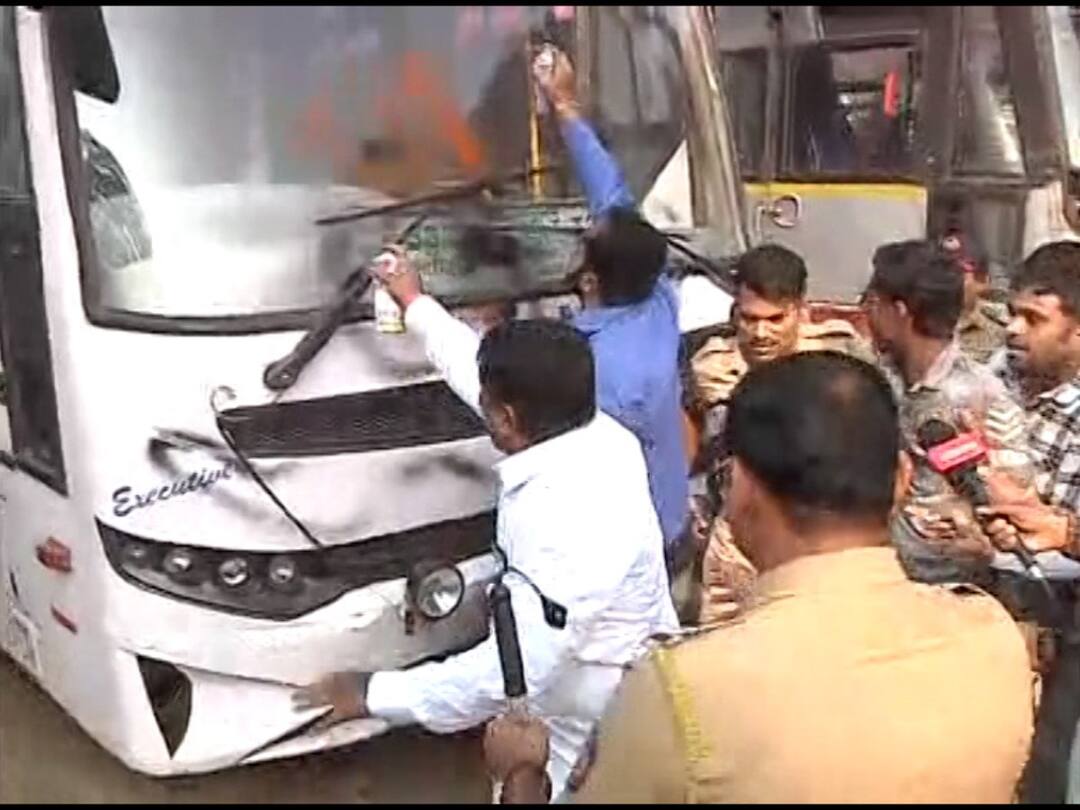 बेळगावमधील दगडफेकीचे पुण्यात पडसाद, शिवसेना ठाकरे गटाच्या कार्यकर्त्यांकडून कर्नाटकच्या बसेसना काळे फासले protest by shiv sena uddhav balasaheb thackeray in pune over incident in belgaum attack on truck बेळगावमधील दगडफेकीचे पुण्यात पडसाद, शिवसेना ठाकरे गटाच्या कार्यकर्त्यांकडून कर्नाटकच्या बसेसना काळे फासले