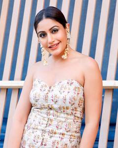 PHOTO: पांढऱ्या लेहेंग्यात सुरभी चंदनाचा ग्लॅमरस अवतार, पाहा फोटो!