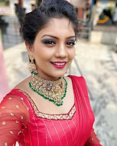 Karunaa Bhushan: ఎర్రని ముద్ద మందారంలా కనిపిస్తున్న కరుణ భూషణ్