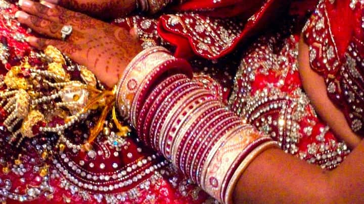 সব সময় সোনার গয়নাই উপহার দিতে হবে এমন কোনও কথা নেই, আপনি তার থেকে কিছু কম খরচে দৈনন্দিন জীবনের ব্যবহার যোগ্য উপহারও দিতে পারেন।