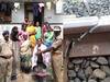 பண்ரூட்டி அருகே ரயில் விபத்தை தடுத்து நிறுத்த உதவிய பெண்ணுக்கு போலீஸ் பாராட்டு