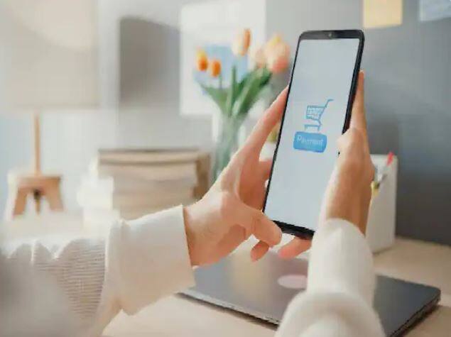 Online Shopping Frauds: ਆਨਲਾਈਨ ਸ਼ਾਪਿੰਗ ਦੇ ਵਧਦੇ ਰੁਝਾਨ ਦੇ ਨਾਲ ਇਸ ਨਾਲ ਸਬੰਧਤ ਧੋਖਾਧੜੀ ਦੇ ਮਾਮਲੇ ਵੀ ਤੇਜ਼ੀ ਨਾਲ ਵੱਧ ਰਹੇ ਹਨ। ਕਈ ਵਾਰ ਦੇਖਿਆ ਗਿਆ ਹੈ ਕਿ ਗਾਹਕ ਨੇ ਕੁਝ ਸਾਮਾਨ ਆਰਡਰ ਕੀਤਾ ਹੈ, ਪਰ ਡਿਲੀਵਰੀ ਕੁਝ ਹੋਰ ਕੀਤੀ ਗਈ ਹੈ।