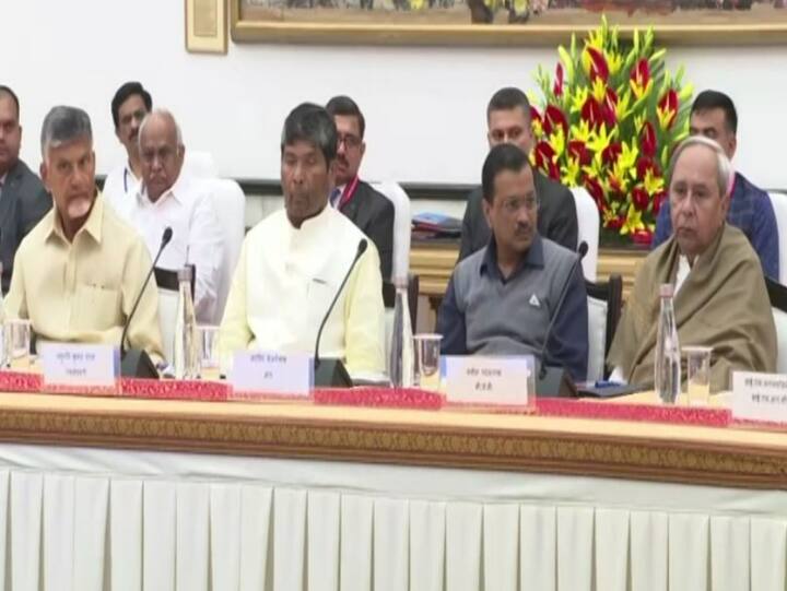 Congress leader Mallikarjun Kharge of Congress, Delhi Chief Minister Arvind Kejriwal, Tamil Nadu Chief Minister MK Stalin and Odisha Chief Minister Naveen Patnaik were among those present at the meeting which is taking place at Rashtrapati Bhavan. (Photo: ANI)