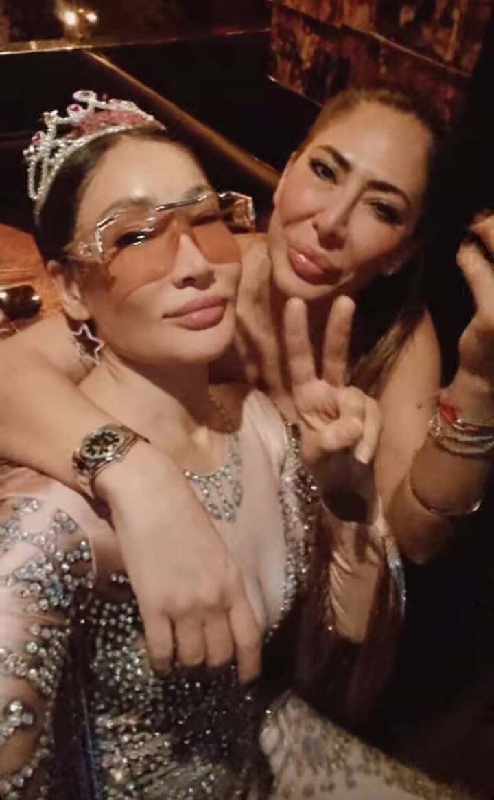 सोफिया हयात अपने कुछ दोस्तों के साथ लेट नाइट क्लब में पार्टी करती नजर आ रहीं हैं.