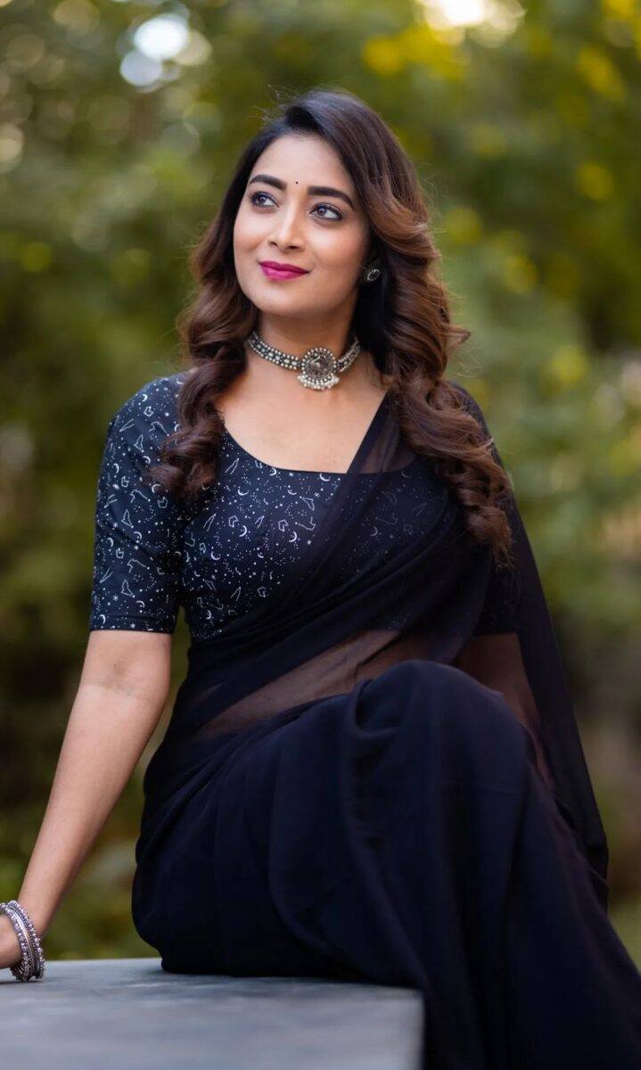 ఈ బ్యూటీ రీసెంట్ గా యాంకర్  ప్రదీప్ హోస్ట్ చేసిన 'సూపర్ క్వీన్' షోలో సందడి చేసింది. Image credit: Bhanu Sree/Instagram